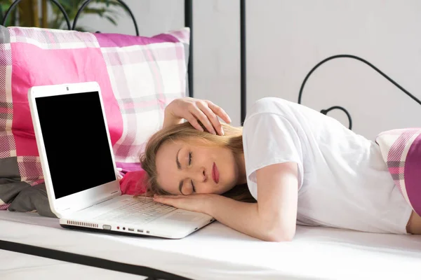 Meninas Enquanto Bate Papo Cama Dormindo Laptop — Fotografia de Stock