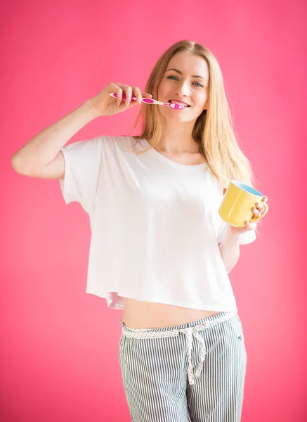 Chica Pajamas Que Cepilla Los Dientes —  Fotos de Stock