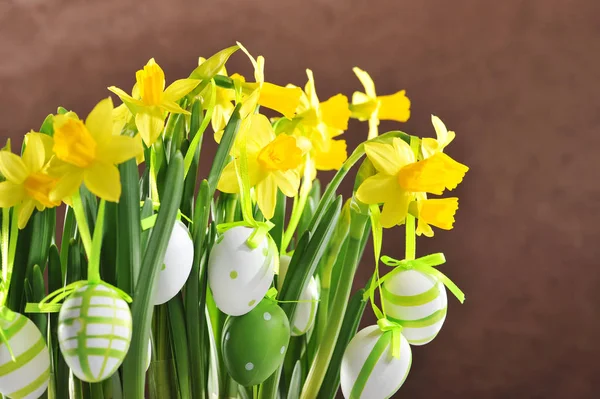东方水仙花花束和挂着的复活节彩蛋 — 图库照片