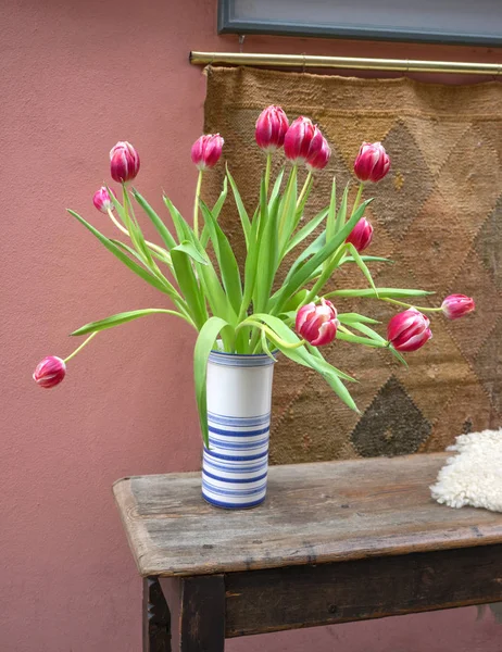 Tulipanes Rojos Blancos Jarrón Banco Madera — Foto de Stock