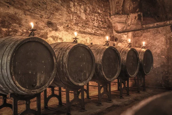 Barricas Viejas Bodega Con Vela — Foto de Stock