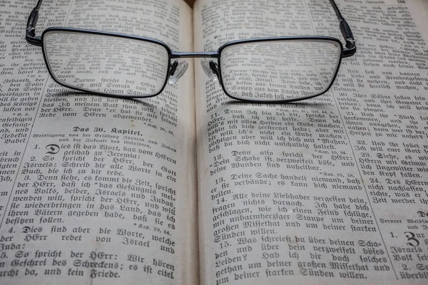 Gafas Libro Sobre Fondo Blanco — Foto de Stock