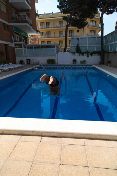 Man Springt Het Zwembad — Stockfoto