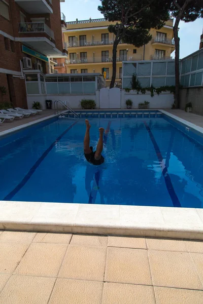 Hombre Saltando Piscina — Foto de Stock