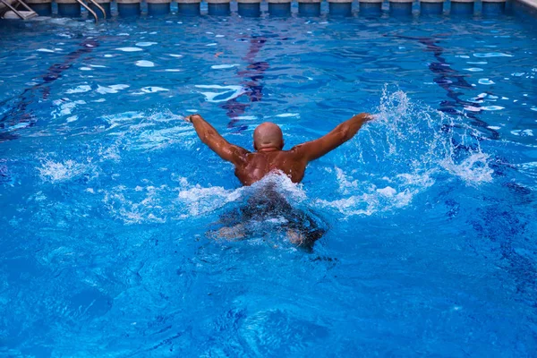 Hombre Nadando Piscina —  Fotos de Stock