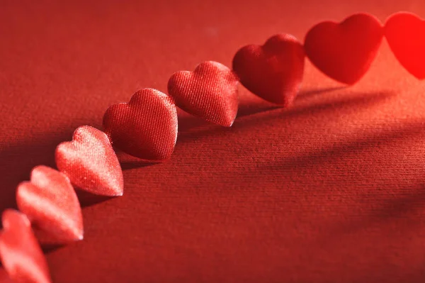 Cadena Pequeño Corazón Tela Roja Sobre Fondo Rojo —  Fotos de Stock