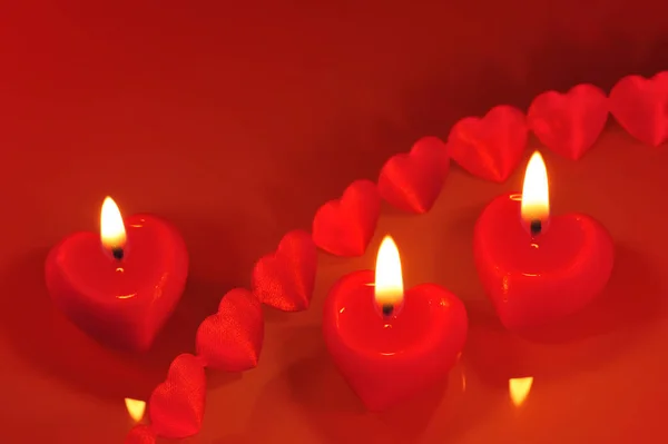 Tres Brillantes Velas Rojas Forma Corazón Con Corazones Tela —  Fotos de Stock