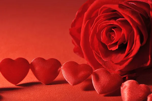Červené Tkaniny Srdce Červenými Růžemi Pozadí — Stock fotografie