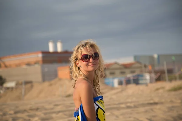 Junge Frau Läuft Entspannt Strand Entlang — Stockfoto
