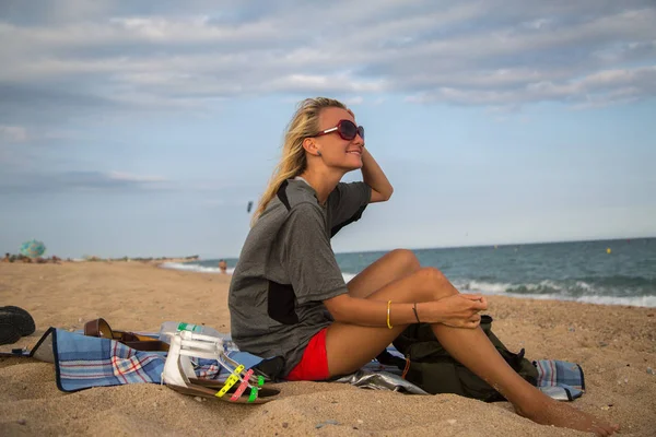 Mujer Joven Relajándose Playa — Foto de Stock