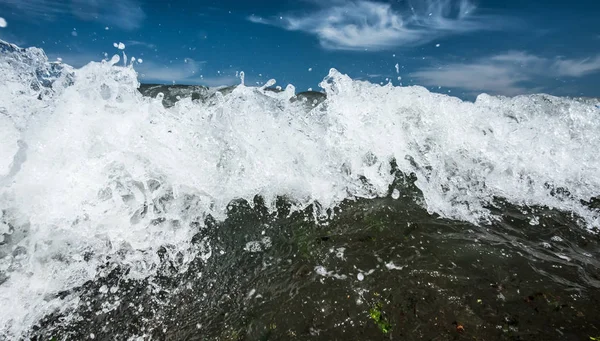 白いスプームと青い空と強力な海の防波堤 — ストック写真