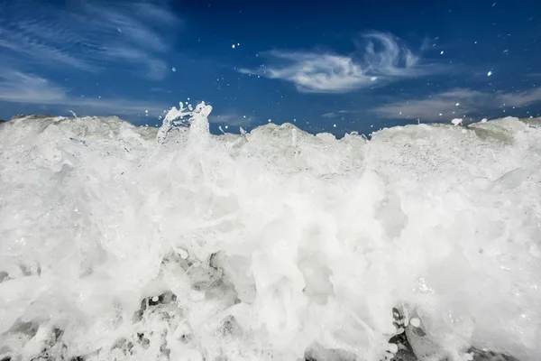 Potente Rompeolas Oceánicas Con Espumas Blancas Cielo Azul — Foto de Stock