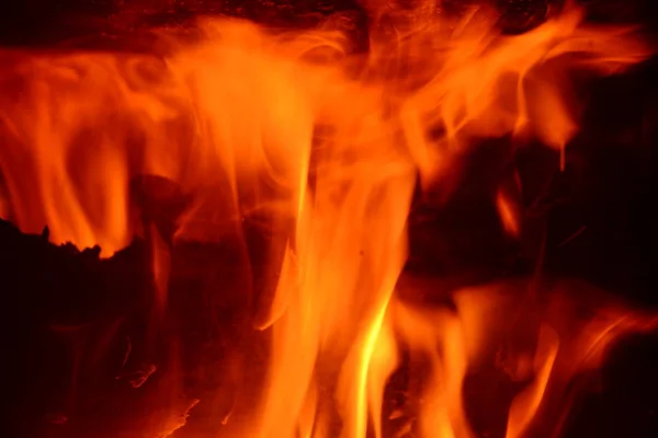 暖炉や火の燃えさかる — ストック写真
