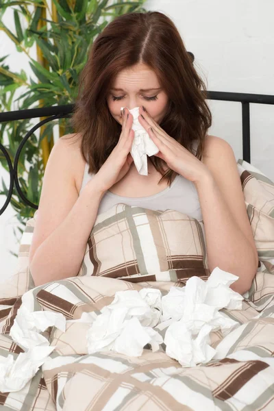 Young Woman Colds Bed — Stock Photo, Image