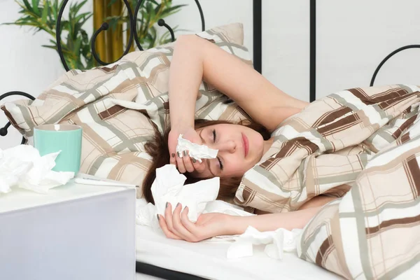 Mladá Nemocná Žena Ležící Posteli Spící — Stock fotografie
