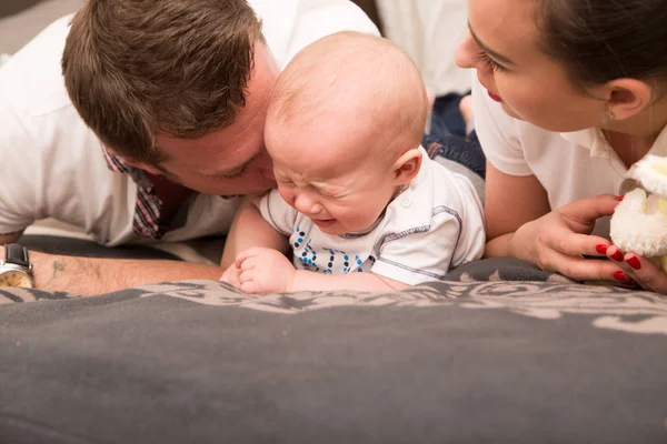 Young Parents Comfort Her Crying Baby — Stock Photo, Image