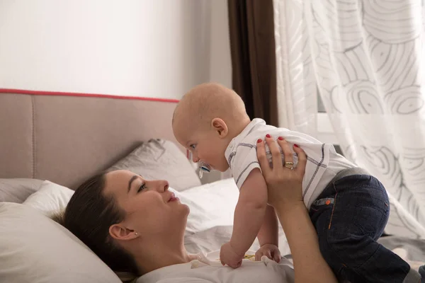 Madre Jugando Con Bebé — Foto de Stock