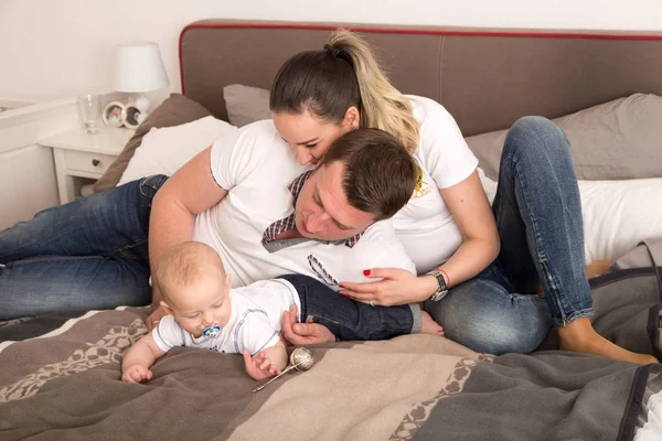 Los Padres Felices Jugando Con Hijo Recién Nacido — Foto de Stock