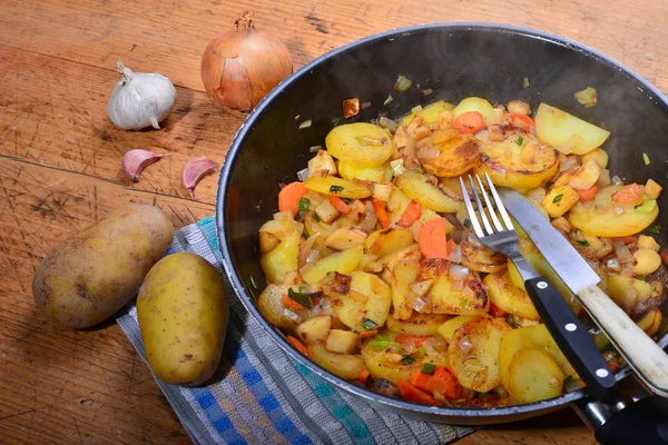 油炸土豆放在黑锅里 — 图库照片