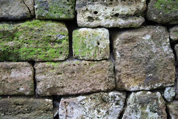 背景としての天然石の素朴な壁 — ストック写真