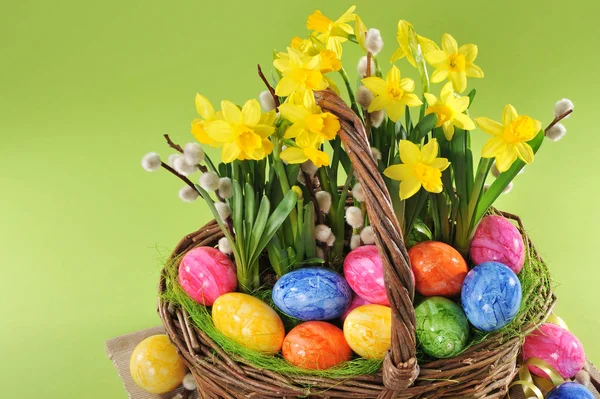 Easter Basket Eggs Daffodils Pussy Willow — Stock Photo, Image