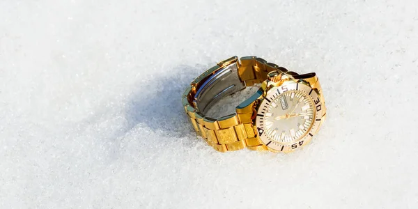 雪の中の黄金の時計 — ストック写真