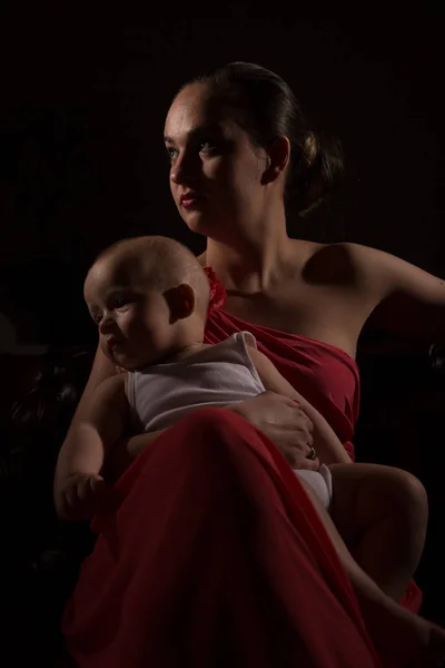 红衣女士和一个孩子 — 图库照片