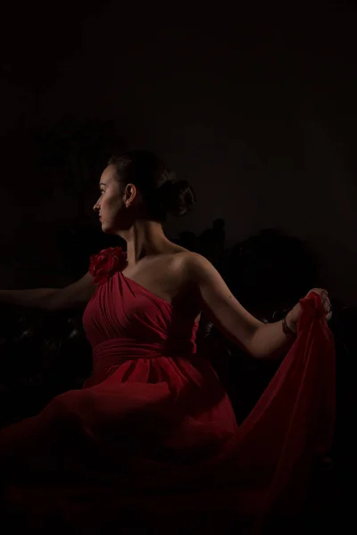 Kırmızılı Kadın Karanlık Bir Odada — Stok fotoğraf