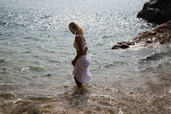 Kayalık Sahilde Islak Beyaz Dantel Elbiseli Seksi Bayan — Stok fotoğraf