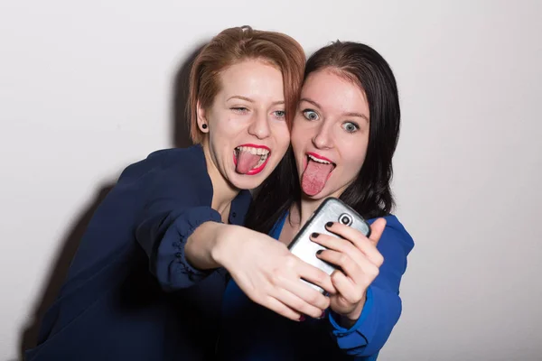 Duas Mulheres Estendem Língua Selfie — Fotografia de Stock