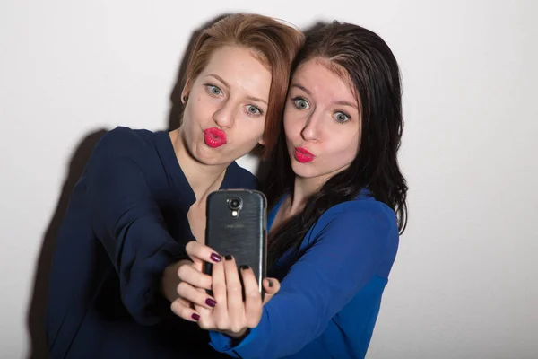 Duas Mulheres Jovens Fazem Selfie Kussmund — Fotografia de Stock