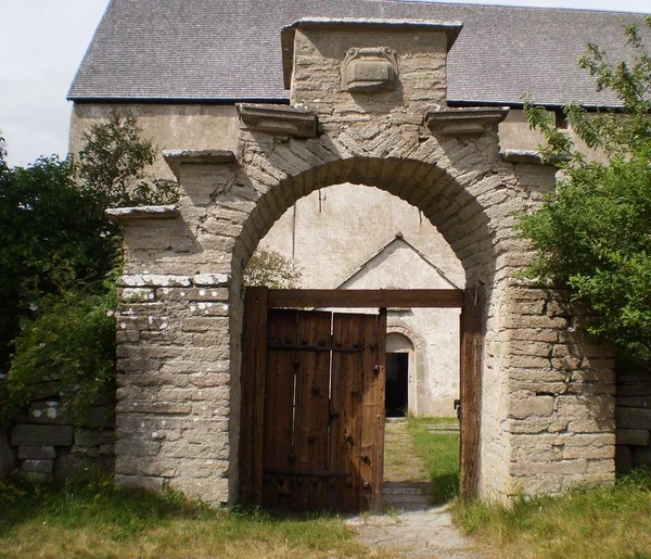 拱形拱门 木门敞开 俯瞰着教堂后面的建筑 — 图库照片