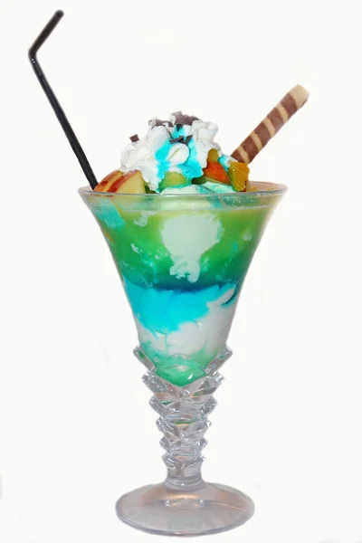 新鮮なベリーの入ったガラスのアイスクリーム — ストック写真