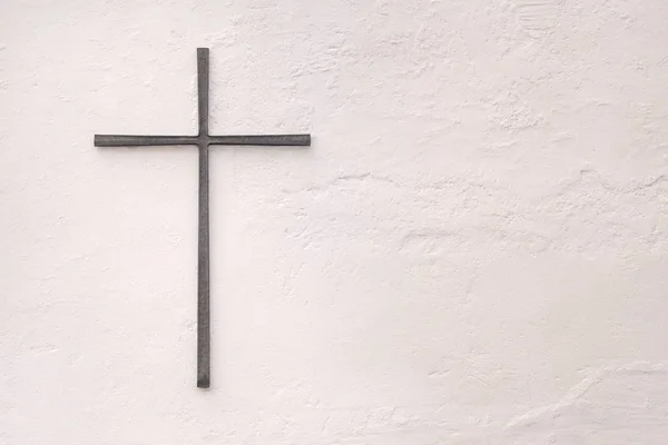 Серый Металлический Крест Белой Стене Грубой Штукатуркой — стоковое фото