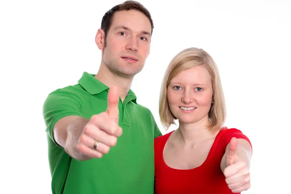 白い背景と親指の前にいる若い幸せなカップルは — ストック写真