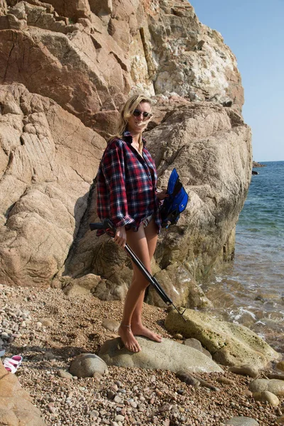Kayalık Sahilde Fanila Gömlekli Bir Kız — Stok fotoğraf