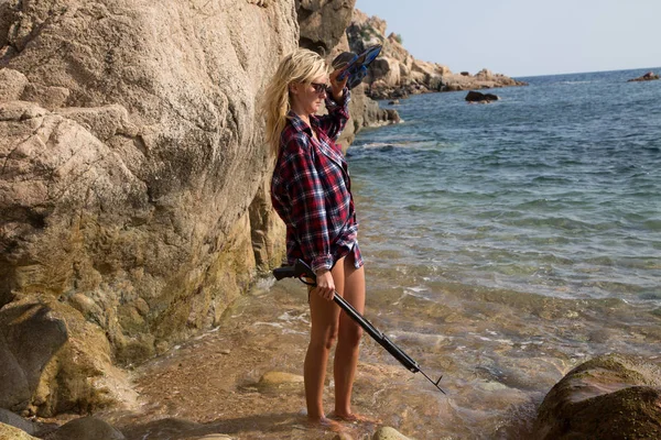 Chica Con Arpón Camisa Franela Playa Rocosa — Foto de Stock