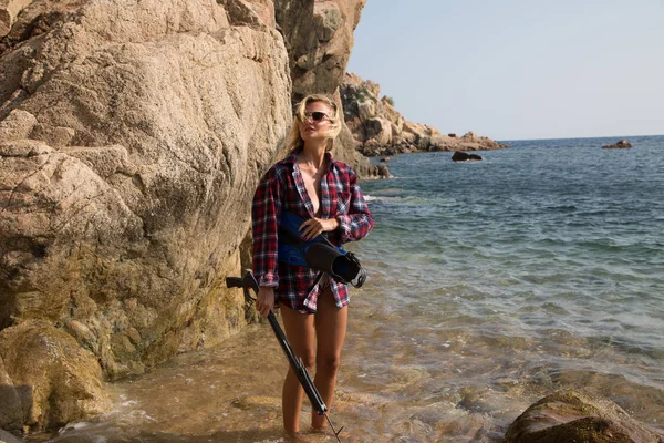 Chica Con Arpón Camisa Franela Playa Rocosa — Foto de Stock