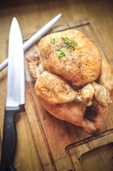 Poulet Rôti Sur Une Planche Découper Bois — Photo