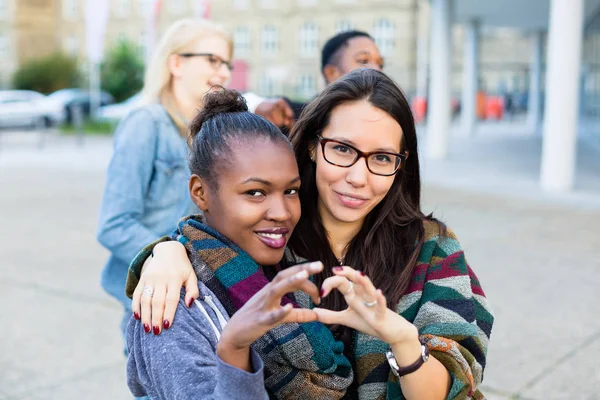 Amigos Multirraciales Ciudad —  Fotos de Stock