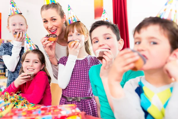 誕生日にコーヒーとケーキを持っている子供たちは — ストック写真