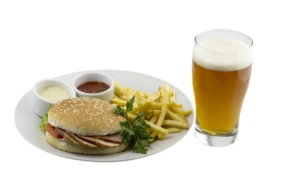 Vaso Cerveza Una Hamburguesa Fritas Francesas Salsa Plato Fondo Aislado —  Fotos de Stock