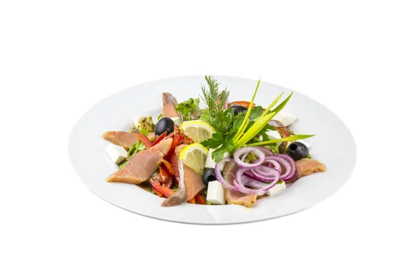 Salade Met Vis Olijven Peper Verse Groenten Een Geïsoleerde Achtergrond — Stockfoto