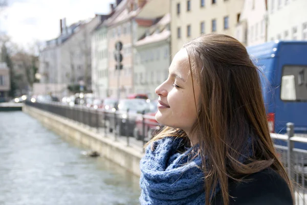 Portret Młodej Pewnej Siebie Kobiety Słoneczny Wiosenny Dzień Augsburger Knstlerviertel — Zdjęcie stockowe