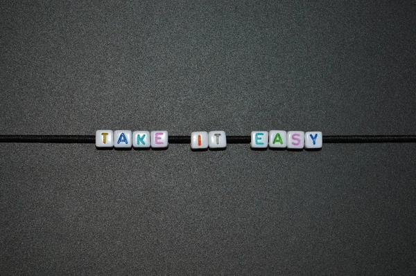Горизонтальное Изображение Фразы Take Easy Написанной Цветными Буквами Черной Доске — стоковое фото