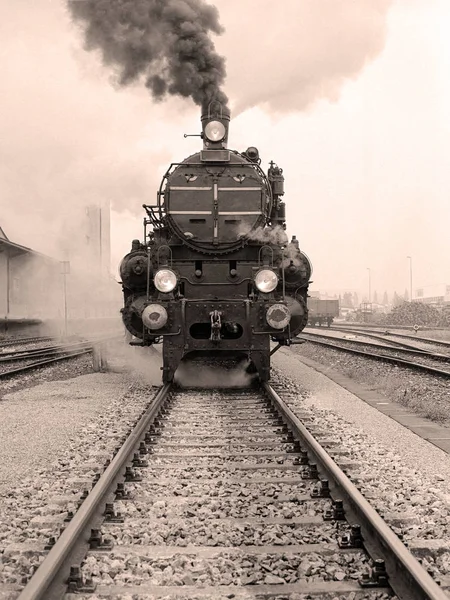 Přední Pohled Staromódní Parní Lokomotivu Rakouském Nádraží Scan 6X6 Negative — Stock fotografie