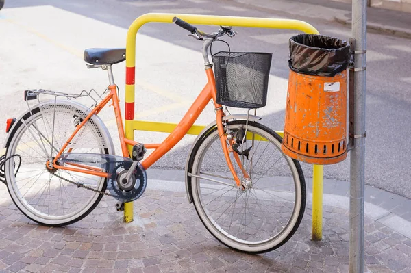 道路のゴミ金属オレンジ廃棄物 自転車 — ストック写真