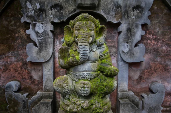 Ganesha Szobra Penésszel Mohával Borítva Hagyományos Hindu Kultúra Isteni Spiritualitás — Stock Fotó