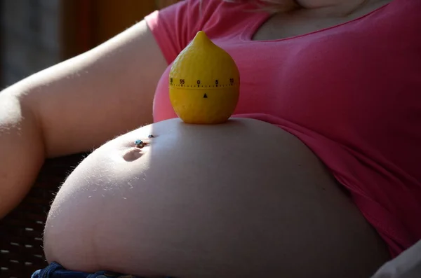 Έγκυος Γυναίκα Μια Μπάλα Στα Χέρια Της — Φωτογραφία Αρχείου