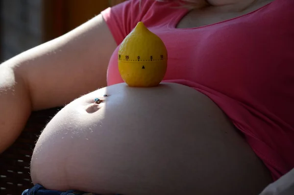 Mulher Grávida Com Uma Bola Suas Mãos — Fotografia de Stock